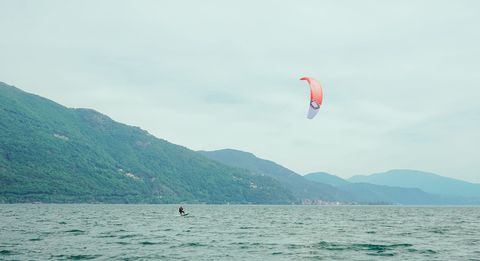 SX scuola kite Lago di Santa Croce Italy
